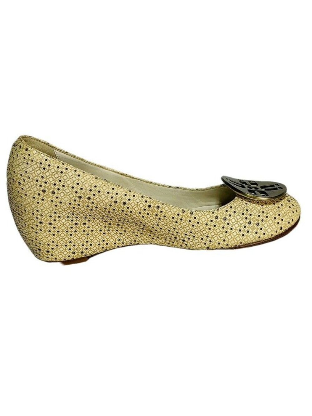 Joy Chen Womens Beige Wedge Shoes Gold Logo Medallion Size 8 - Picture 10 of 13